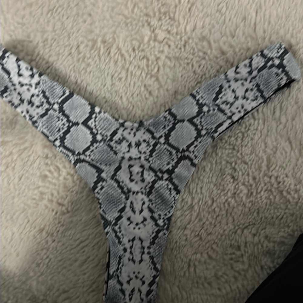 Zaful Black and White Reptile Pattern Accessory